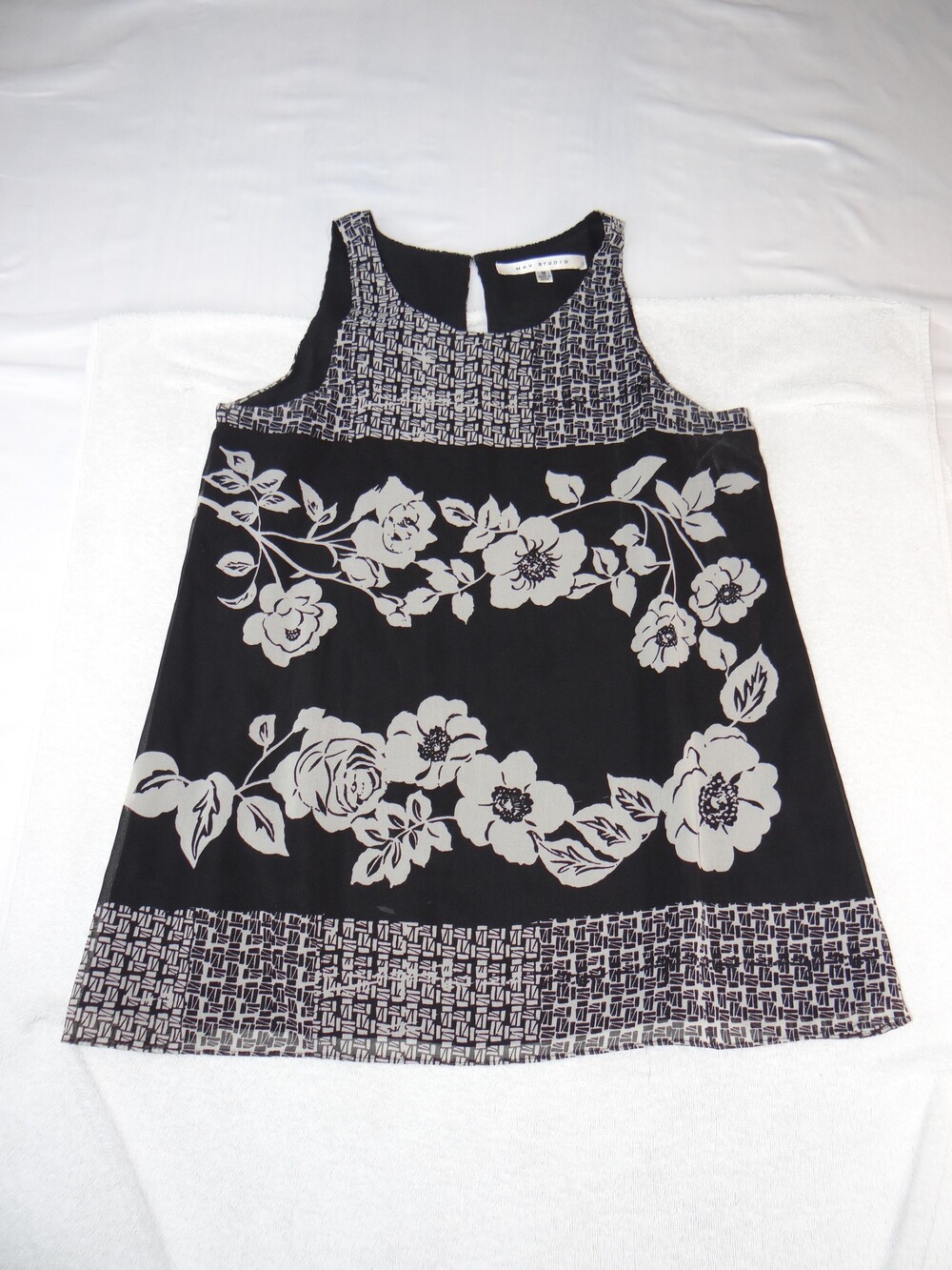 Max Studio Medium Sleeveless Top Black Gray Floral Print
